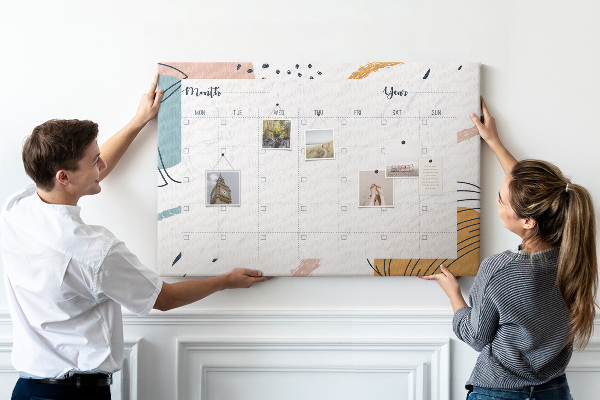 Korkbild farbenfroher Kalender mit abstrakten Mustern