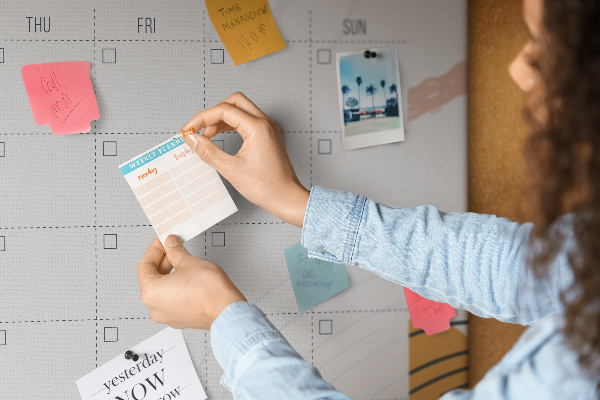 Korkbild farbenfroher Kalender mit abstrakten Mustern