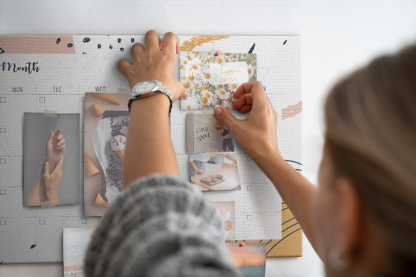 Korkbild farbenfroher Kalender mit abstrakten Mustern