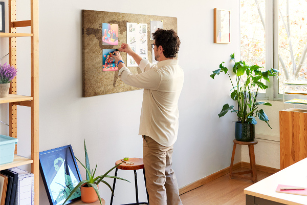 Weltkarte auf Korkrückwand antike Darstellung auf Bronzegrund