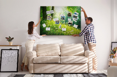 Korktafel grüner Wald mit blühenden Löwenzahnblüten