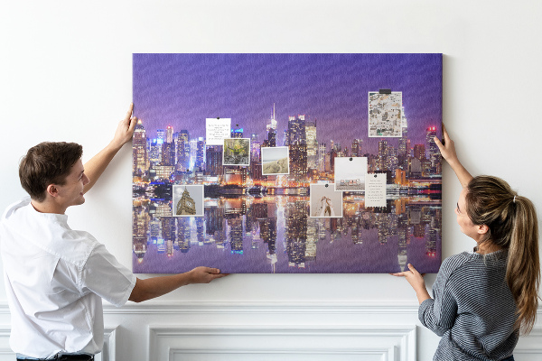 Korkbild Nächtliches Stadtpanorama mit Spiegelung im Wasser