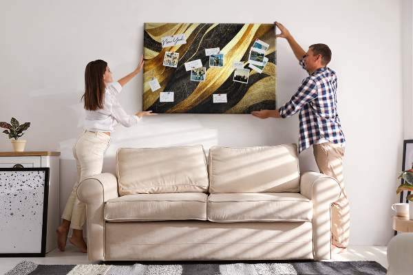 Bild mit Korkrückwand goldene und schwarze Stoffwellen