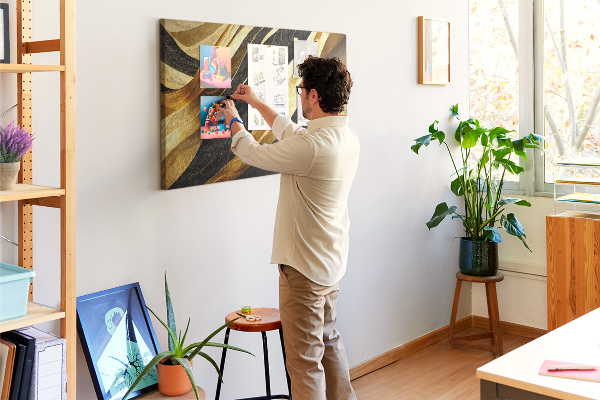 Bild mit Korkrückwand goldene und schwarze Stoffwellen