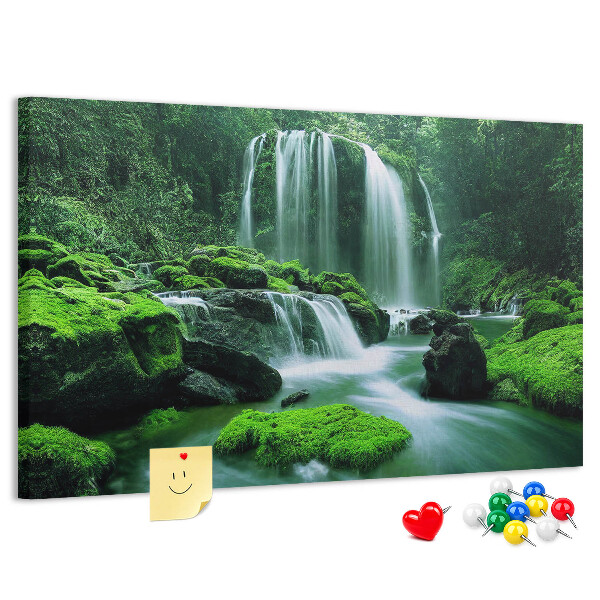 Bild mit Korkrückwand grüner Wasserfall in einem üppigen Dschungel