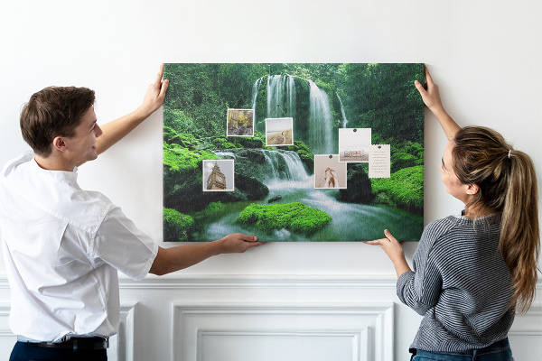 Bild mit Korkrückwand grüner Wasserfall in einem üppigen Dschungel
