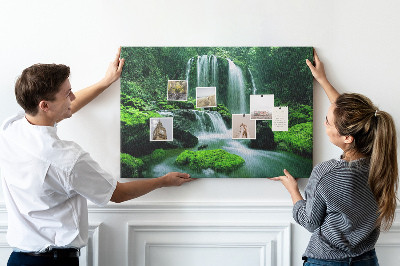 Bild mit Korkrückwand grüner Wasserfall in einem üppigen Dschungel