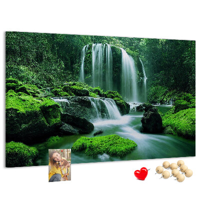 Bild mit Korkrückwand grüner Wasserfall in einem üppigen Dschungel