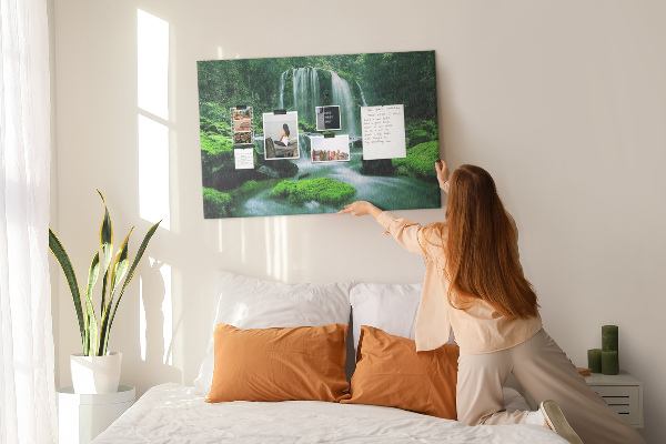 Bild mit Korkrückwand grüner Wasserfall in einem üppigen Dschungel