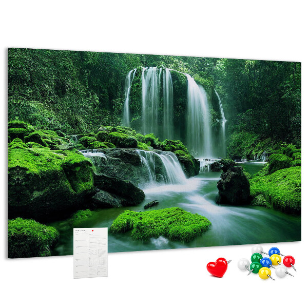 Bild mit Korkrückwand grüner Wasserfall in einem üppigen Dschungel