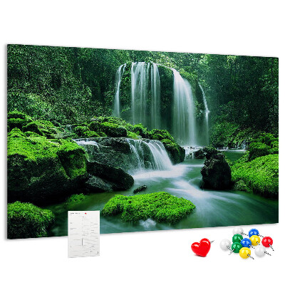 Bild mit Korkrückwand grüner Wasserfall in einem üppigen Dschungel