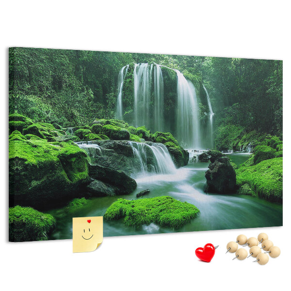 Bild mit Korkrückwand grüner Wasserfall in einem üppigen Dschungel