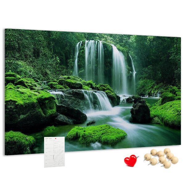 Bild mit Korkrückwand grüner Wasserfall in einem üppigen Dschungel