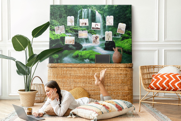 Bild mit Korkrückwand grüner Wasserfall in einem üppigen Dschungel