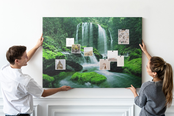 Bild mit Korkrückwand grüner Wasserfall in einem üppigen Dschungel