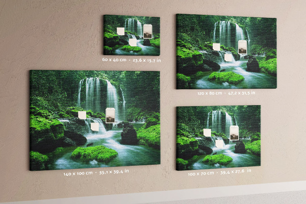 Bild mit Korkrückwand grüner Wasserfall in einem üppigen Dschungel