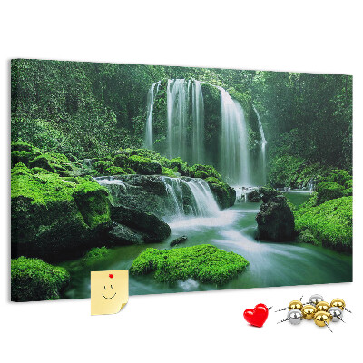 Bild mit Korkrückwand grüner Wasserfall in einem üppigen Dschungel