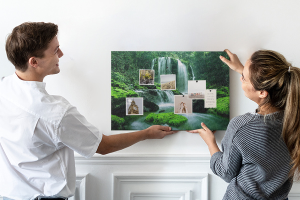 Bild mit Korkrückwand grüner Wasserfall in einem üppigen Dschungel