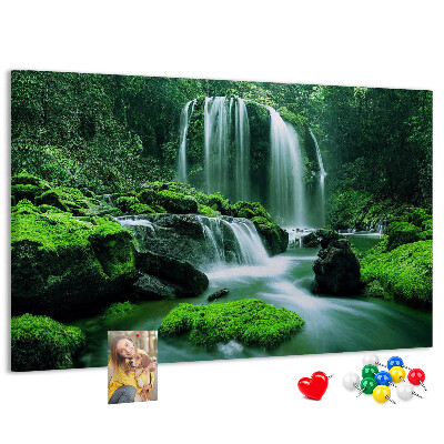 Bild mit Korkrückwand grüner Wasserfall in einem üppigen Dschungel