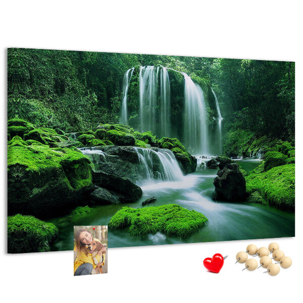 Bild mit Korkrückwand grüner Wasserfall in einem üppigen Dschungel