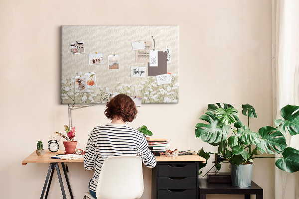 Kork-Pinnwand mit Motiv zarte Blüten auf neutralem Hintergrund