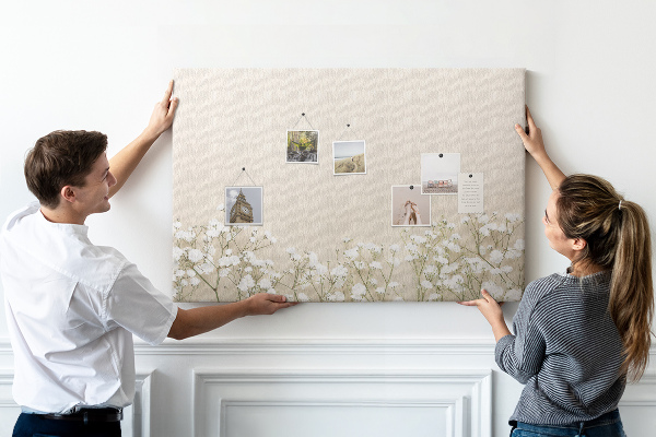 Kork-Pinnwand mit Motiv zarte Blüten auf neutralem Hintergrund