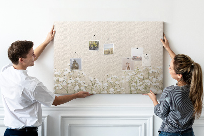 Kork-Pinnwand mit Motiv zarte Blüten auf neutralem Hintergrund