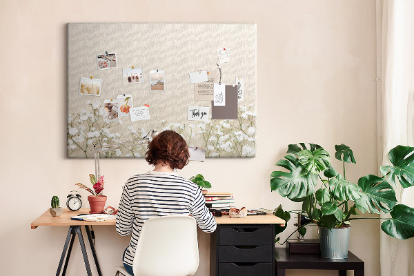 Kork-Pinnwand mit Motiv zarte Blüten auf neutralem Hintergrund