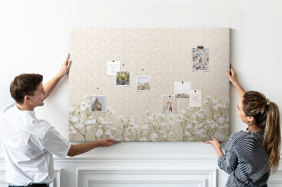 Kork-Pinnwand mit Motiv zarte Blüten auf neutralem Hintergrund