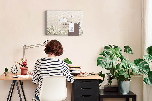 Kork-Pinnwand mit Motiv zarte Blüten auf neutralem Hintergrund
