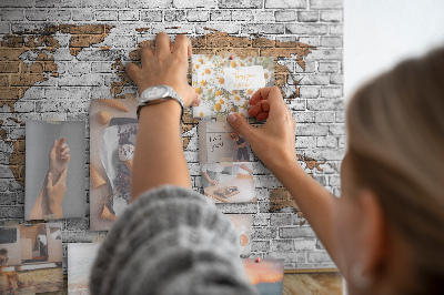 Weltkarte auf Korkrückwand Motiv Backsteinmauer