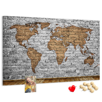 Weltkarte auf Korkrückwand Motiv Backsteinmauer