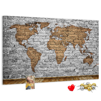 Weltkarte auf Korkrückwand Motiv Backsteinmauer