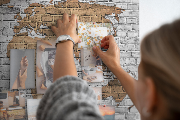 Weltkarte auf Korkrückwand Motiv Backsteinmauer