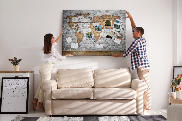 Weltkarte auf Korkrückwand Motiv Backsteinmauer