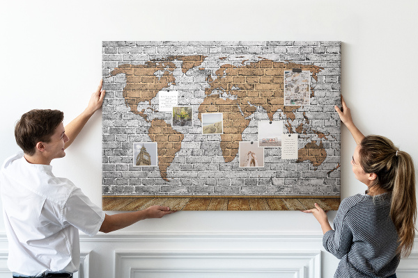 Weltkarte auf Korkrückwand Motiv Backsteinmauer