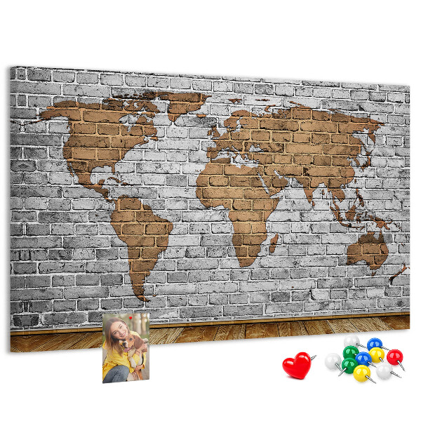 Weltkarte auf Korkrückwand Motiv Backsteinmauer