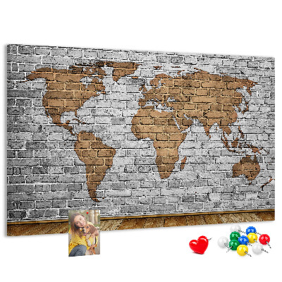 Weltkarte auf Korkrückwand Motiv Backsteinmauer
