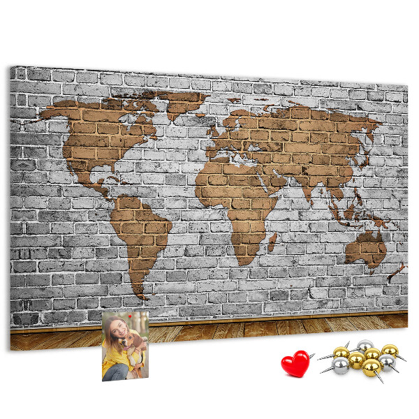 Weltkarte auf Korkrückwand Motiv Backsteinmauer