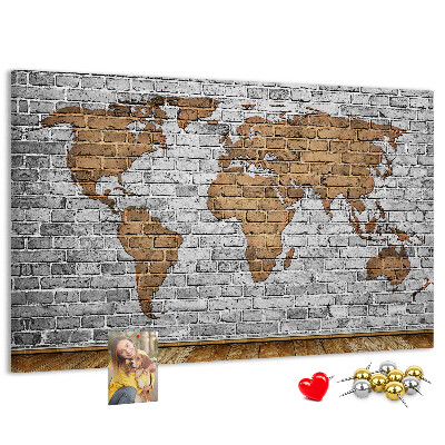 Weltkarte auf Korkrückwand Motiv Backsteinmauer