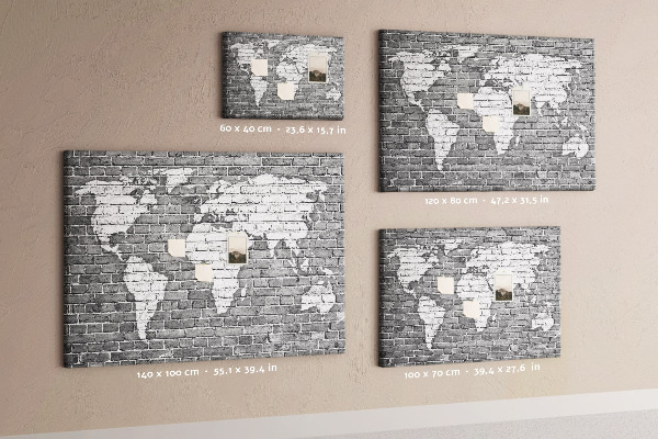 Korktafel mit Motiv Weltkarte an einer Backsteinmauer