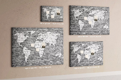 Korktafel mit Motiv Weltkarte an einer Backsteinmauer