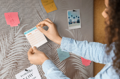 Kork-Pinnwand mit Motiv zarte Palmenblätter auf neutralem Hintergrund