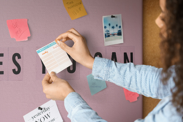 Kork-Pinnwand mit Motiv positives Denken und Motivation