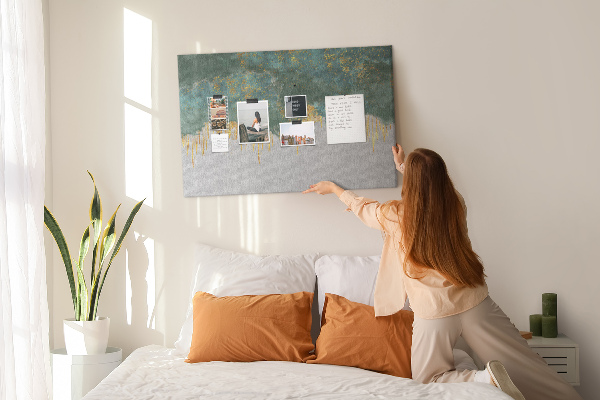 Bild mit Korkrückwand goldene Tropfen vor blauem Wolkenhintergrund