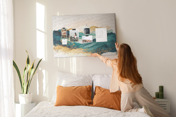 Bild mit Korkrückwand goldene Hügel über einem ruhigen See