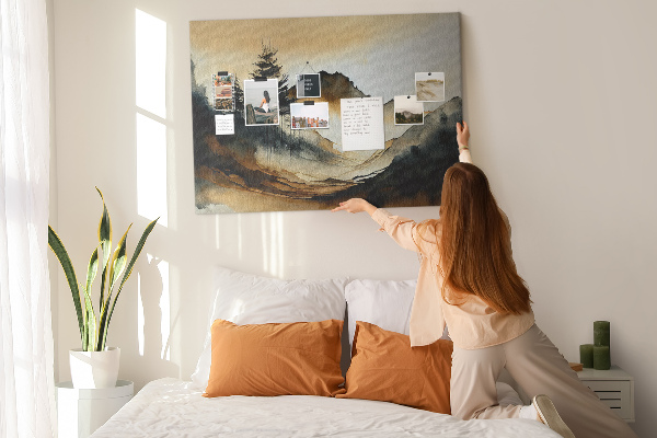Korktafel mit Motiv malerische Berglandschaft mit Bäumen