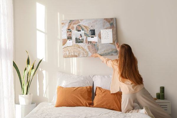 Bild mit Korkrückwand goldene Blätter auf hellem Hintergrund