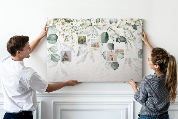 Korktafel mit Blumen- und Blattmuster in Pastelltönen