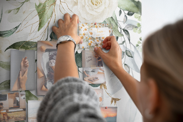 Bild mit Korkrückwand mit Blumenmuster und grünen Blättern